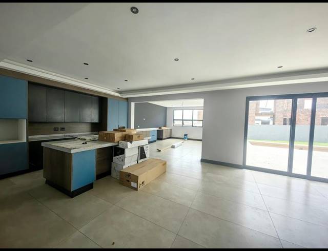 5 BEDROOM HOUSE FOR SALE IN MIDSTREAM HEIGHTS